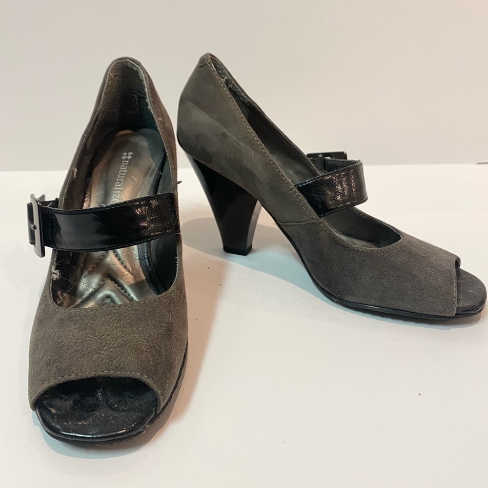 Women’s grey suede heels